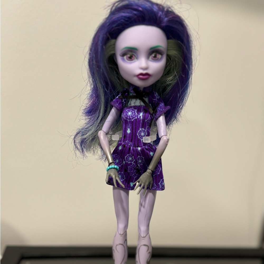Monster High Twyla Coffin Bean